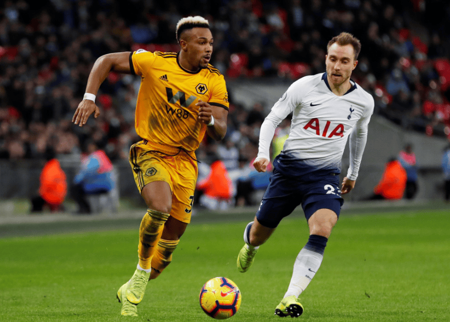 给爷整笑了，曼奇尼假意亲吻布鲁马多，将布鲁马多逗笑（曼奇尼作势亲吻布鲁马多，逗得对方大笑）