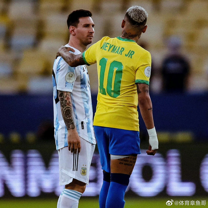 中超赛场争议判罚：VAR判罚引发热议,（中超争议判罚风波：VAR决定引发热议）