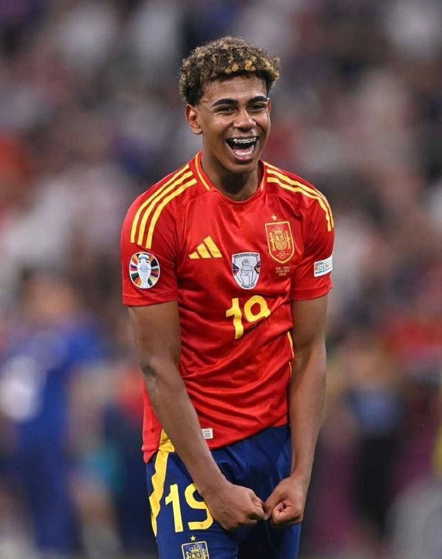 马卡：皇马密切关注科莫后卫拉蒙，英超多队也展开考察（马卡报：皇马紧盯科莫后卫拉蒙，英超多队亦派人考察）