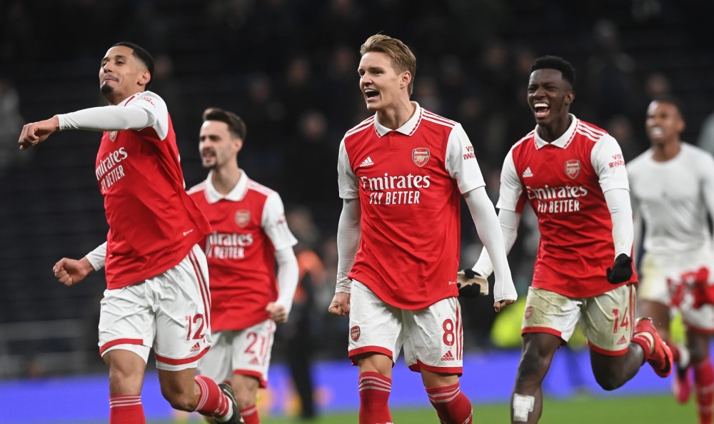 詹姆斯关键三分绝杀比赛（詹姆斯压哨三分定胜负）