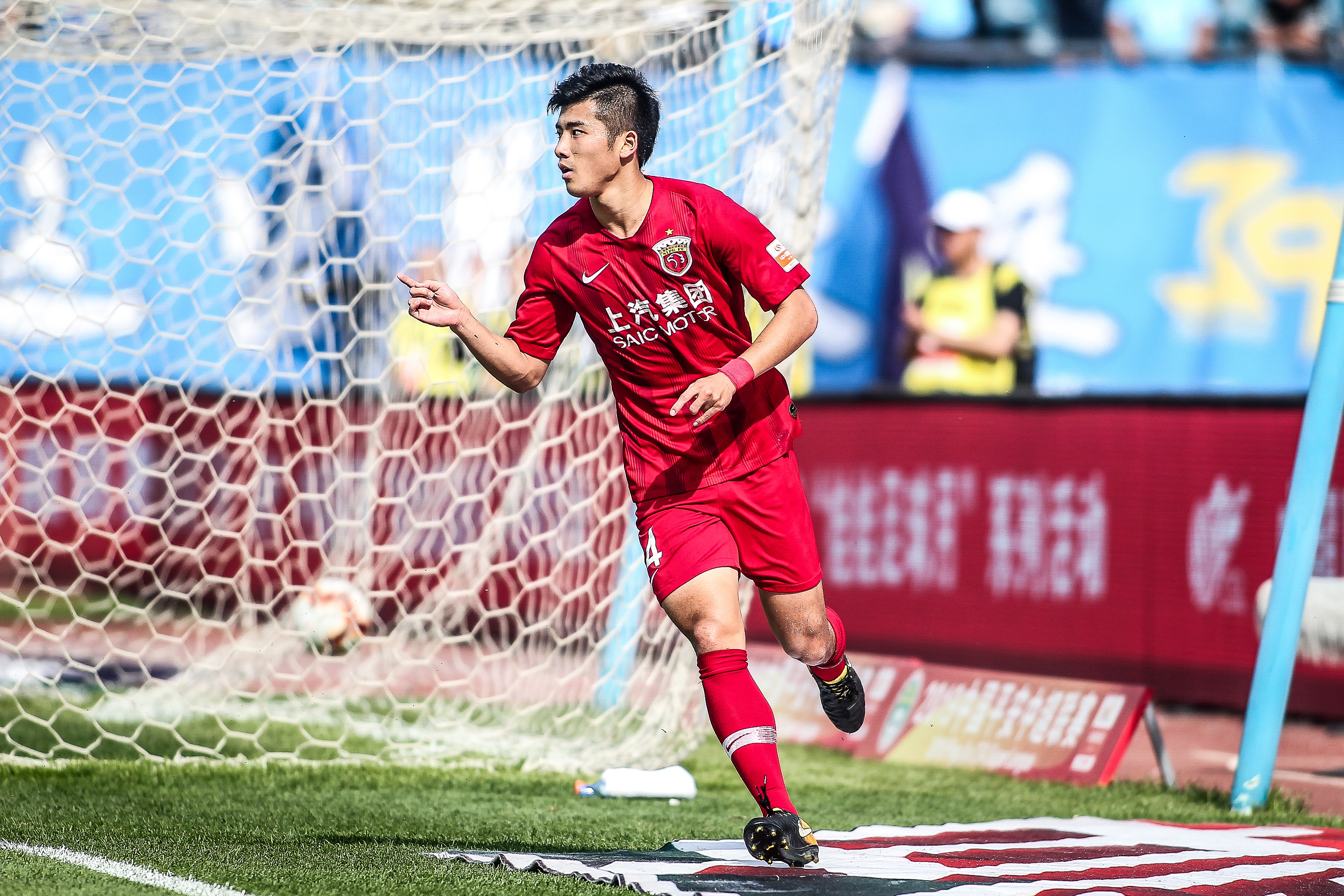 感谢俱乐部，U16国少球员身穿各自俱乐部训练服拍摄全家福（致谢各俱乐部，U16国少球员穿本队训练服拍全家福）