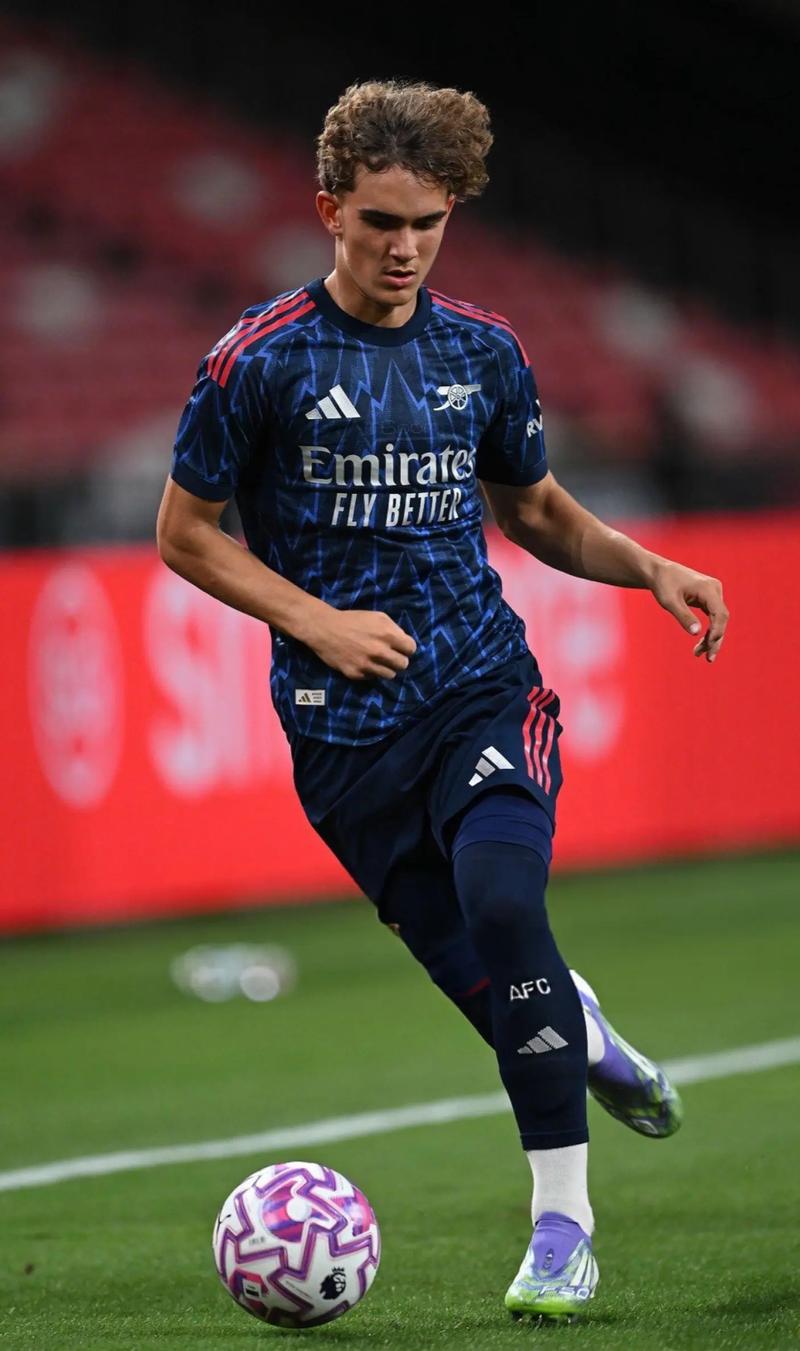 2025／26赛季英超：失去才会懂得珍惜？曼联铁人队长倒下（2025／26英超：曼联铁人队长伤退，失去方知珍贵）