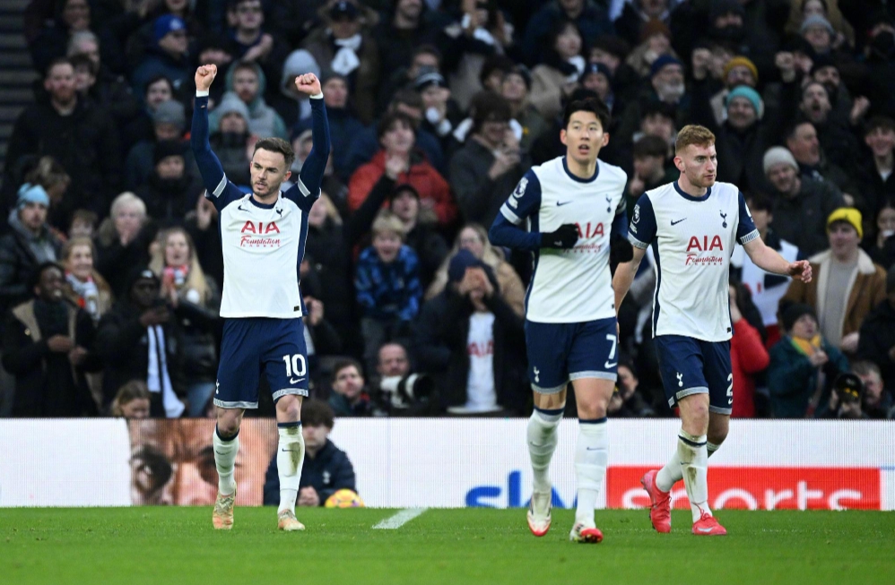 官方：沃尔夫斯堡买断里昂20岁后卫昆贝迪，双方签约至2029年（官宣：沃尔夫斯堡完成从里昂买断20岁后卫昆贝迪，合约至2029年）