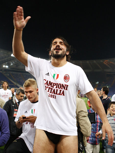 防守强度提升 主队掌控节奏（主队防守升级 掌控比赛节奏）