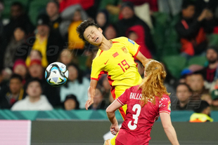 埃里克：估计我的鼻子断了；裁判本可以让我们发完最后的角球（埃里克：我可能鼻骨骨折，裁判原本该让我们主罚完最后一个角球）