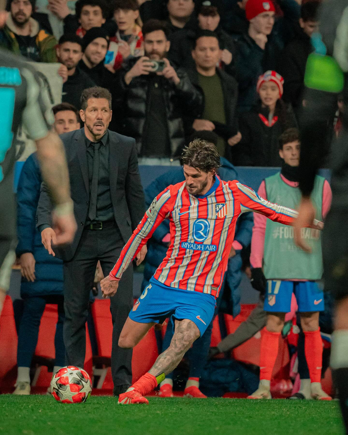 图片报：瓜帅不满埃切维里在药厂难获机会，或将其租回至河床（图片报：瓜迪奥拉不满埃切维里在勒沃库森机会稀少，或回租至河床）