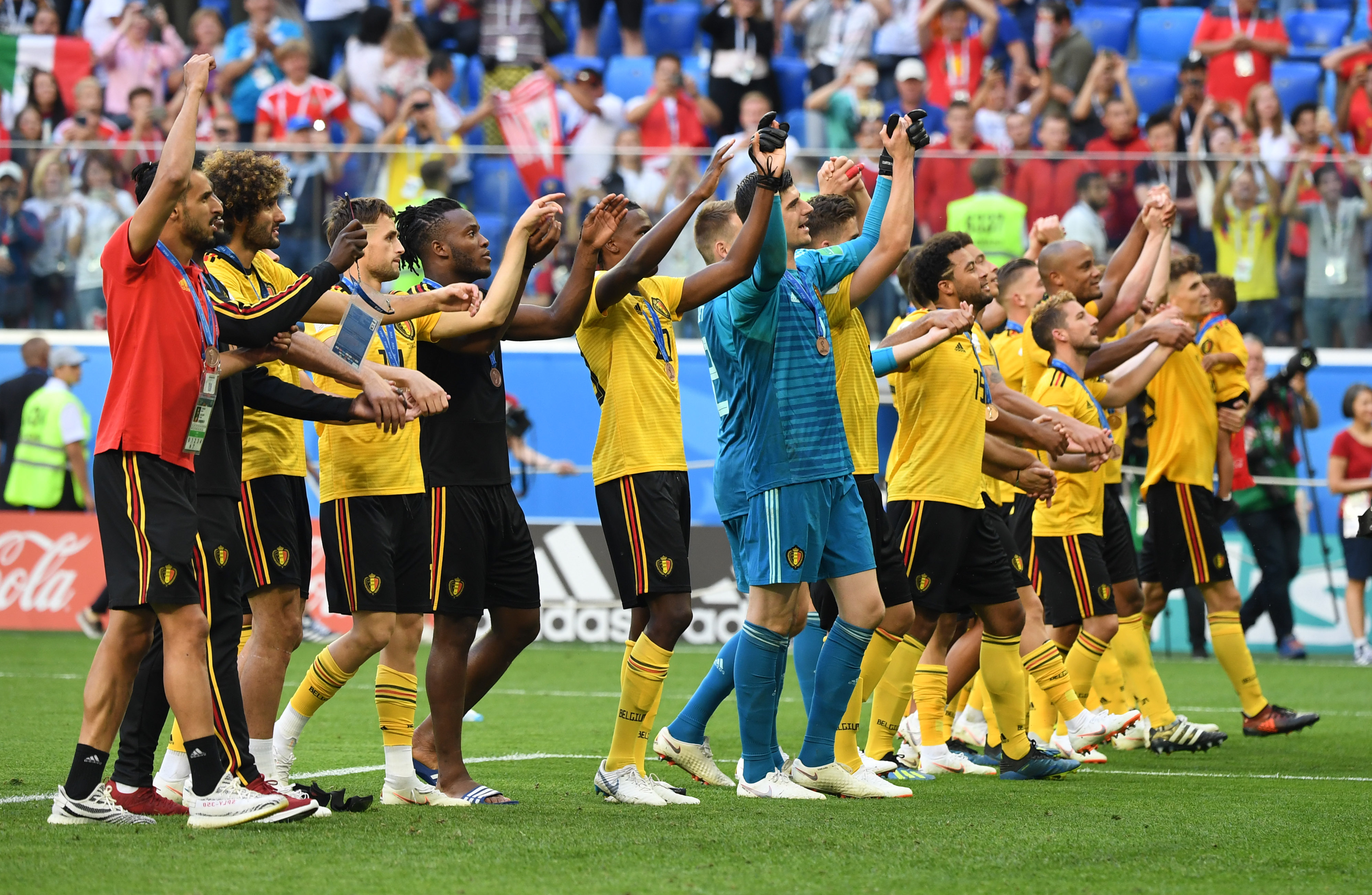 图片报：勒沃库森遭遇多次意外事件，到达曼市时已延误数小时（图片报：勒沃库森旅途波折不断，抵达曼市延误数小时）