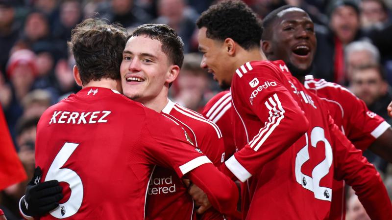 吉鲁帽子戏法助阿森纳3-0胜奥林匹亚科斯晋级欧冠16强（吉鲁上演帽子戏法，阿森纳3-0击败奥林匹亚科斯挺进欧冠16强）