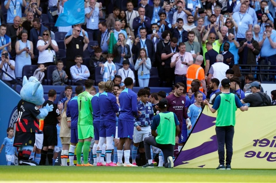 前锋连续三轮破门，全场观众沸腾（前锋三场连破门，点燃全场）